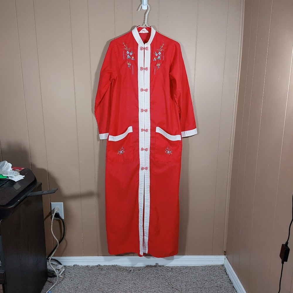 Jodie Arden VTG Red Asian Style Nightgown Embroidered Flowers Buttons Size S